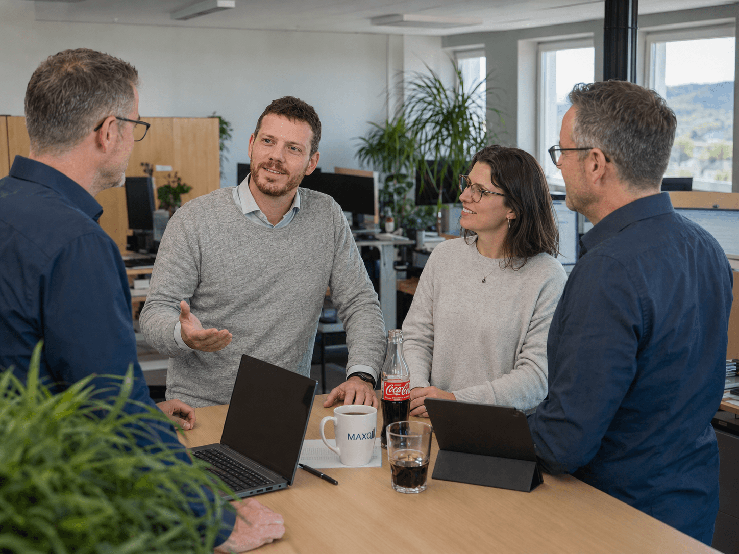 Das MaxQ-Team im gemeinsamen Austausch im Büro