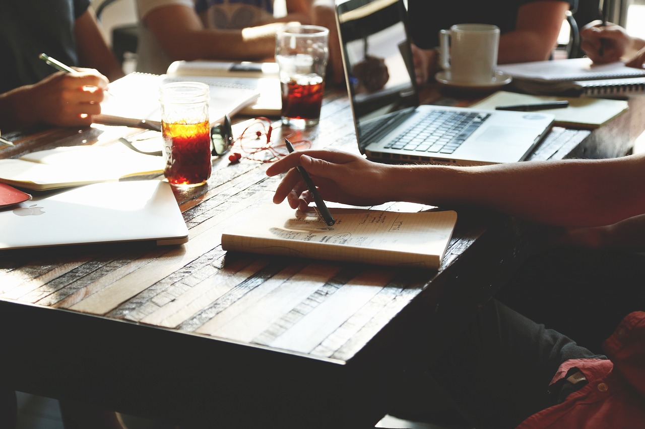 Menschen entwickeln gemeinsam Ideen an einem Arbeitstisch