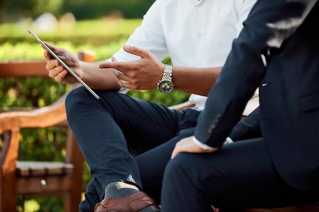 Zwei Menschen im partnerschaftlichen Gespräch